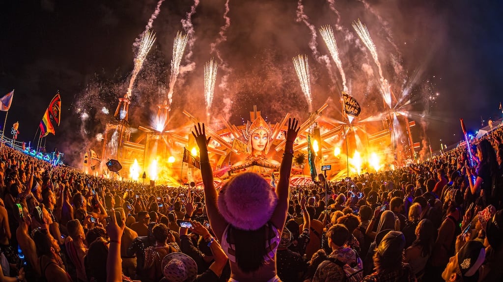 Crowd at kineticFIELD during EDC Orlando at sunset